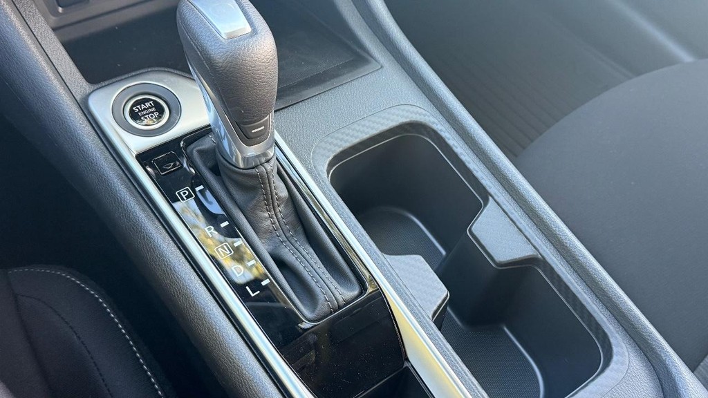 Nissan Sentra Vehicle Full-screen Gallery Image 03