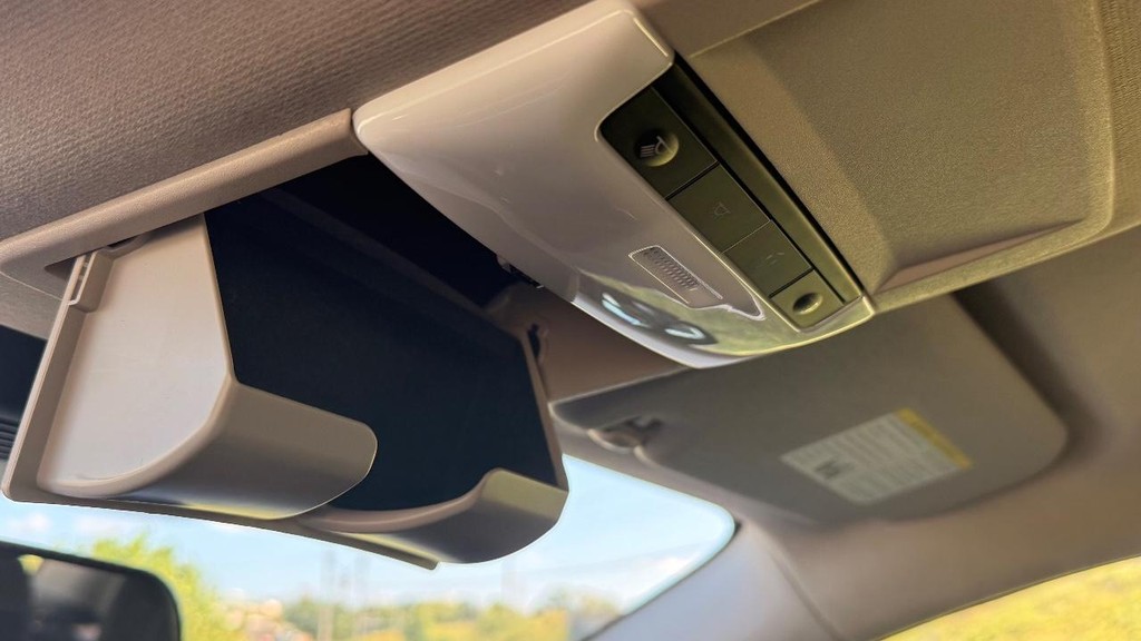 Nissan Sentra Vehicle Full-screen Gallery Image 04