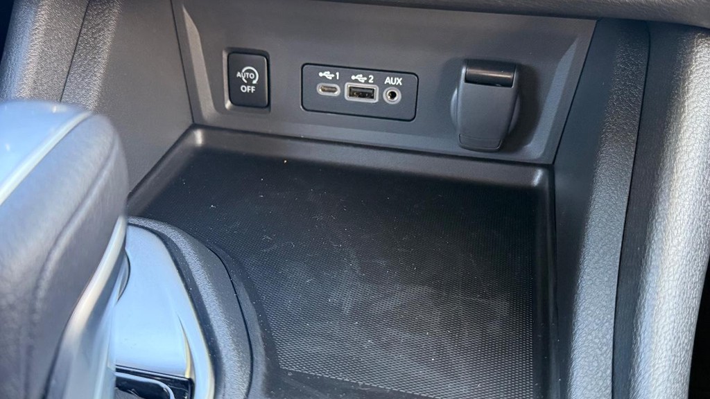 Nissan Sentra Vehicle Full-screen Gallery Image 05