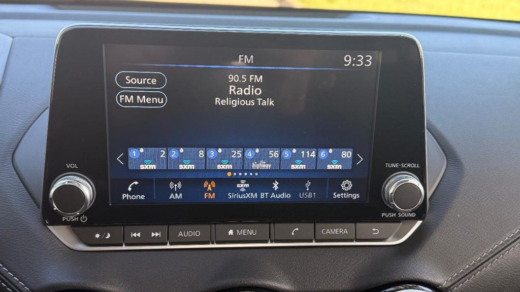 Nissan Sentra Vehicle Full-screen Gallery Image 07