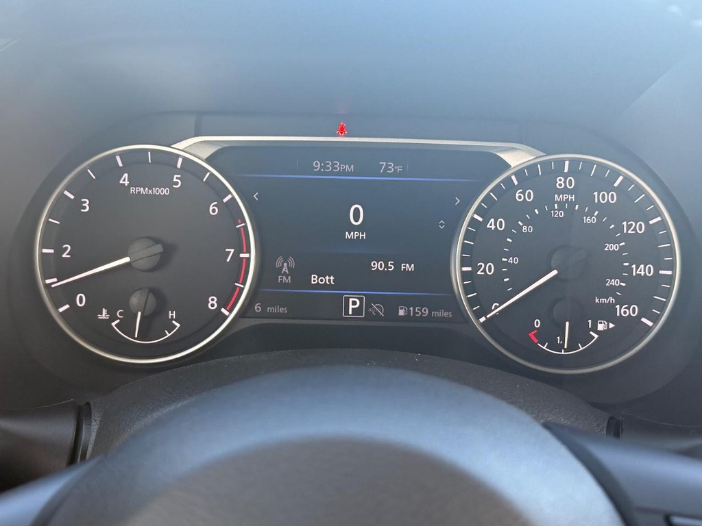 Nissan Sentra Vehicle Full-screen Gallery Image 09