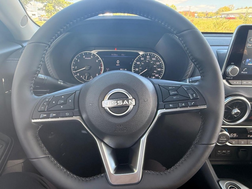 Nissan Sentra Vehicle Full-screen Gallery Image 10