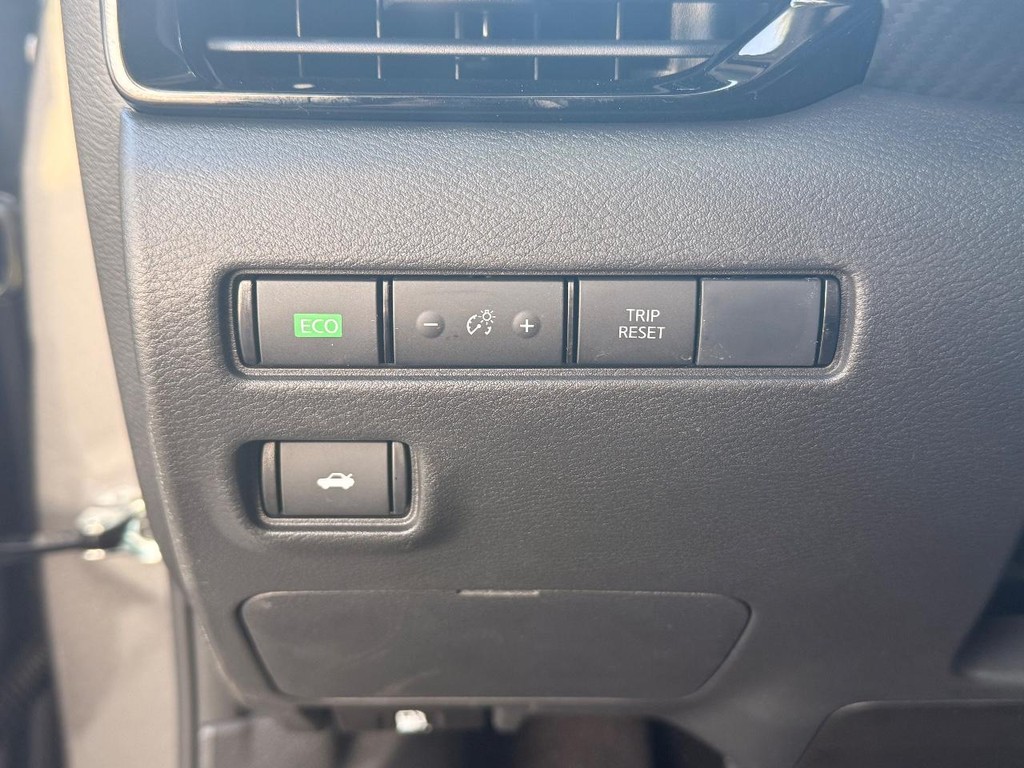 Nissan Sentra Vehicle Full-screen Gallery Image 11