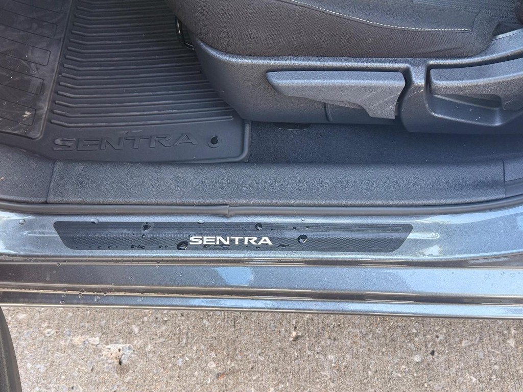 Nissan Sentra Vehicle Full-screen Gallery Image 12