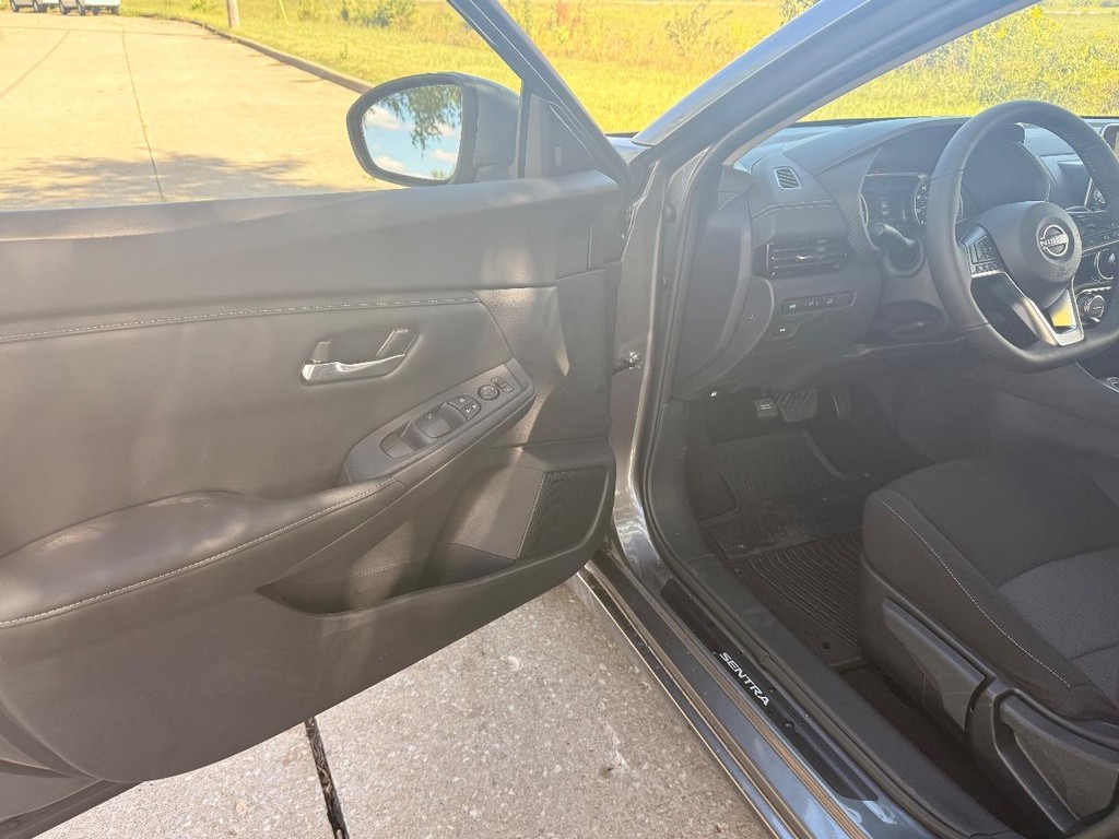 Nissan Sentra Vehicle Full-screen Gallery Image 13