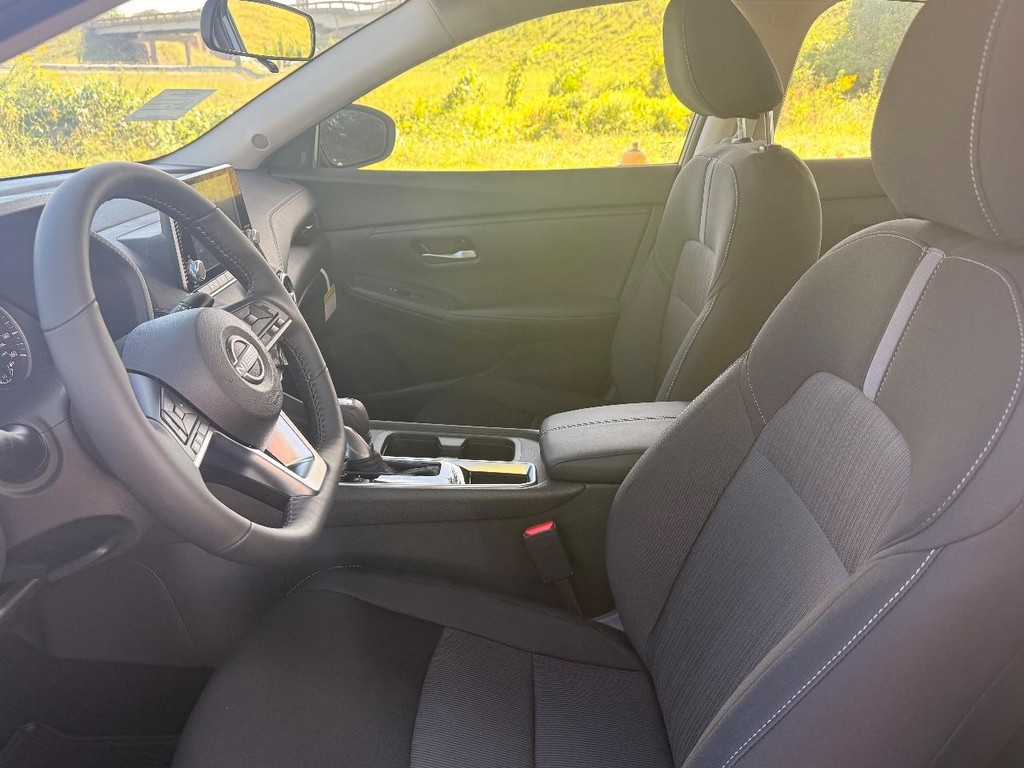 Nissan Sentra Vehicle Full-screen Gallery Image 14