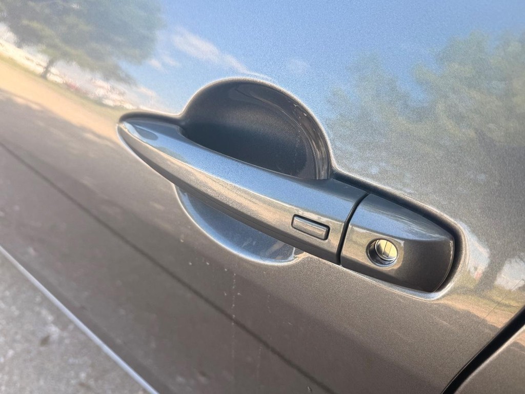 Nissan Sentra Vehicle Full-screen Gallery Image 15