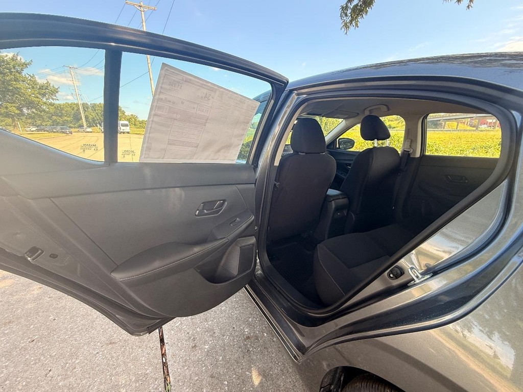 Nissan Sentra Vehicle Full-screen Gallery Image 16