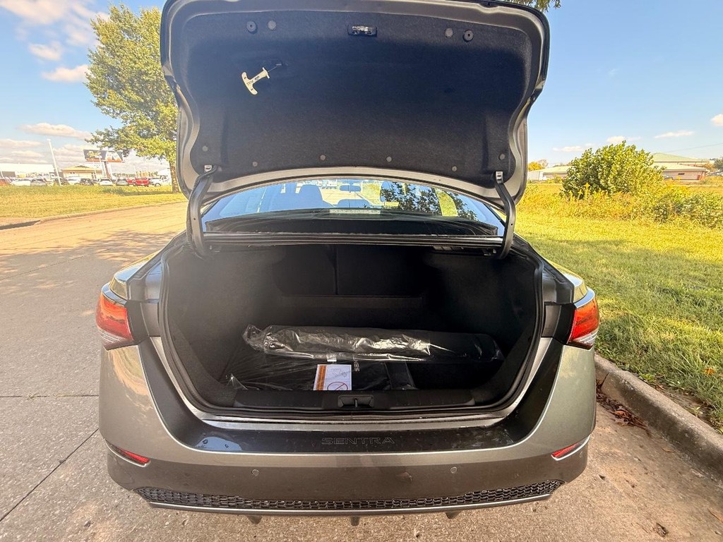 Nissan Sentra Vehicle Full-screen Gallery Image 18