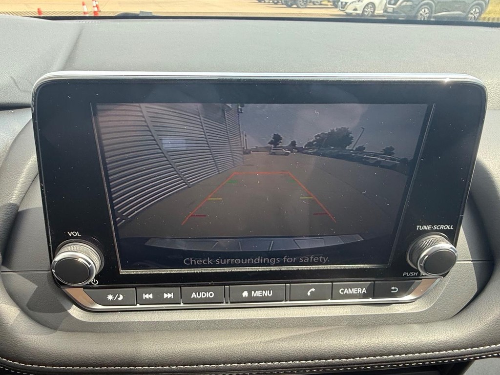 Nissan Rogue Vehicle Full-screen Gallery Image 02