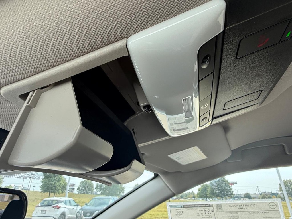 Nissan Rogue Vehicle Full-screen Gallery Image 03