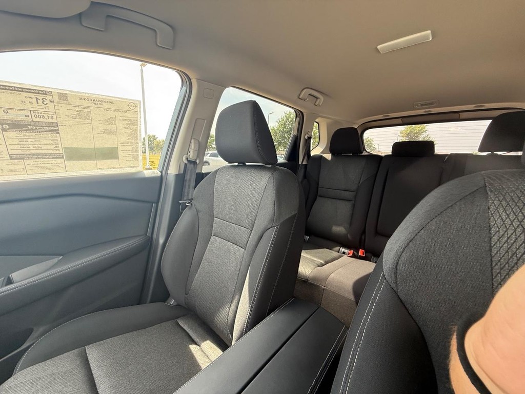 Nissan Rogue Vehicle Full-screen Gallery Image 05