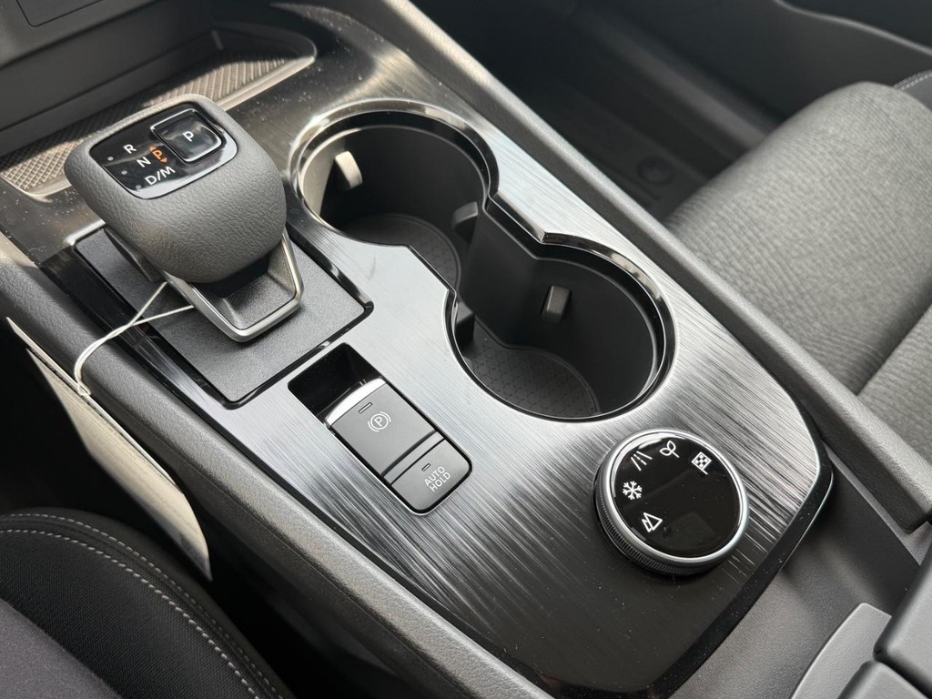 Nissan Rogue Vehicle Full-screen Gallery Image 06