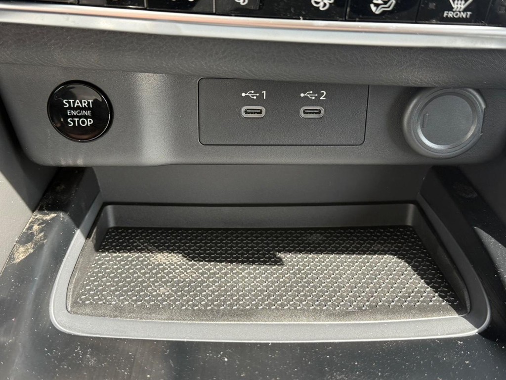 Nissan Rogue Vehicle Full-screen Gallery Image 07