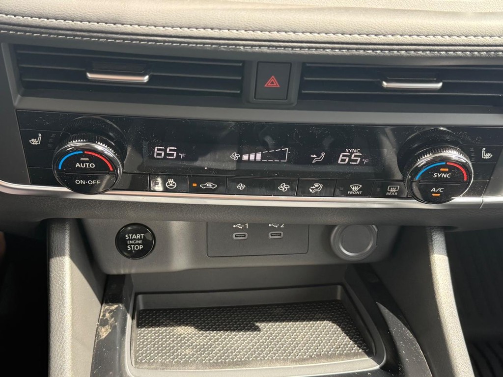 Nissan Rogue Vehicle Full-screen Gallery Image 08