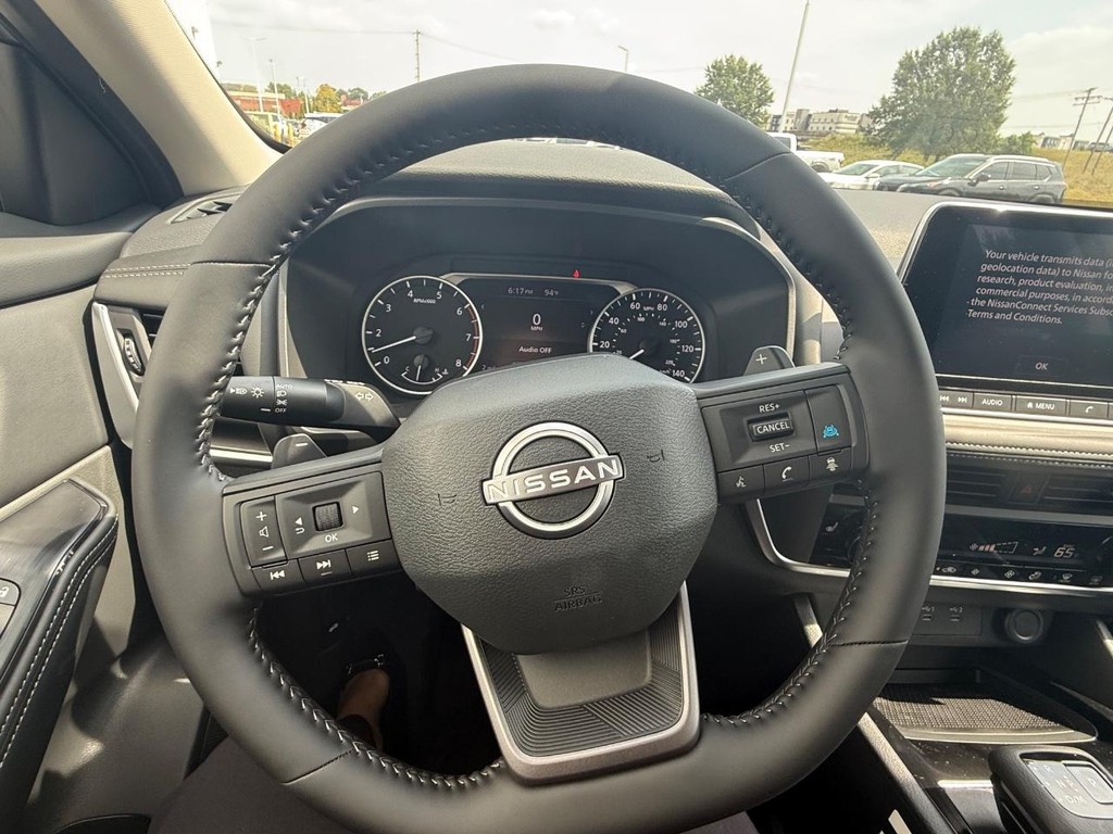 Nissan Rogue Vehicle Full-screen Gallery Image 10