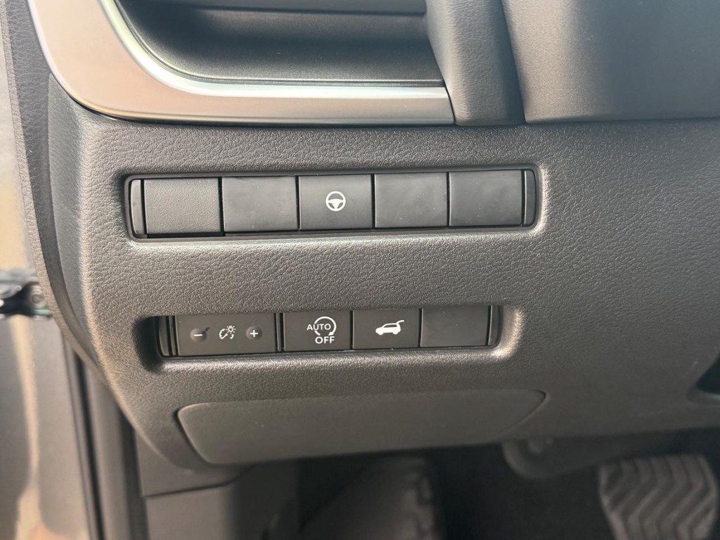 Nissan Rogue Vehicle Full-screen Gallery Image 11