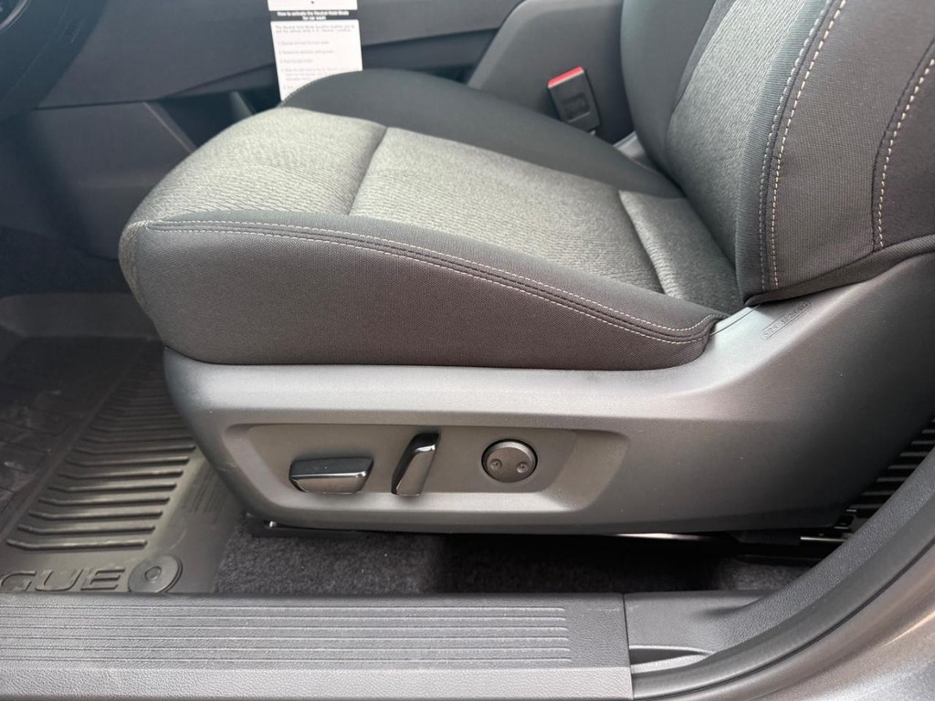 Nissan Rogue Vehicle Full-screen Gallery Image 12