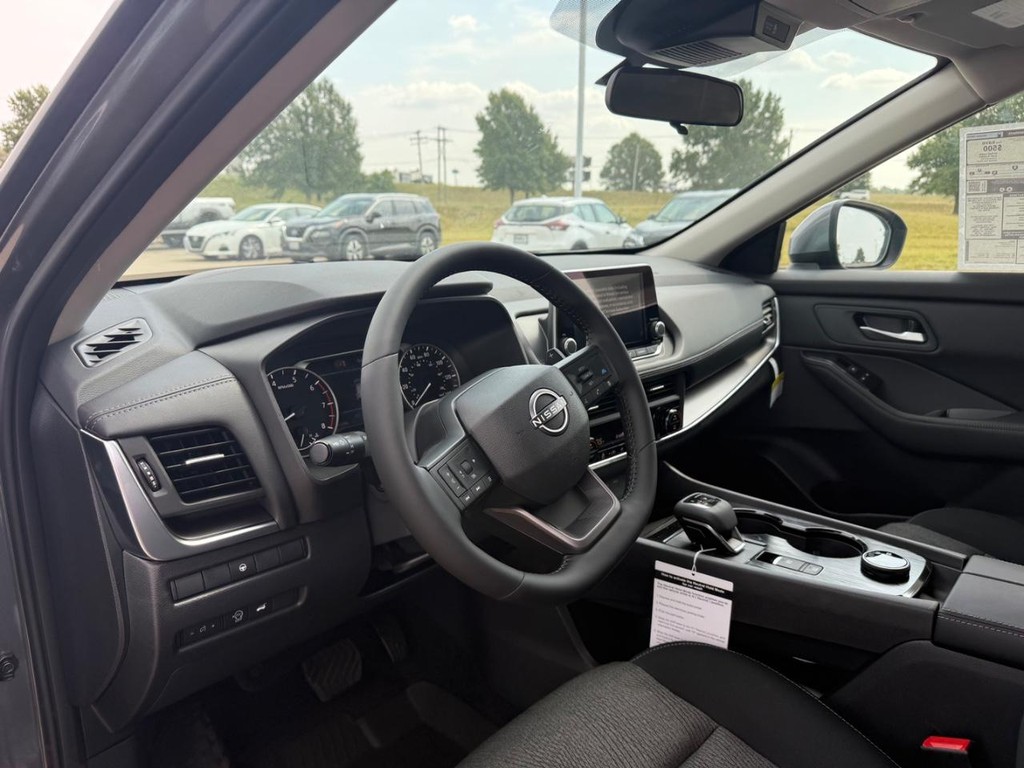 Nissan Rogue Vehicle Full-screen Gallery Image 13