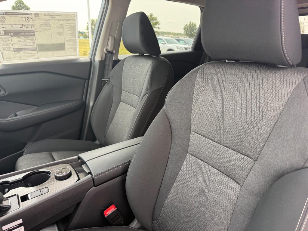 Nissan Rogue Vehicle Full-screen Gallery Image 14