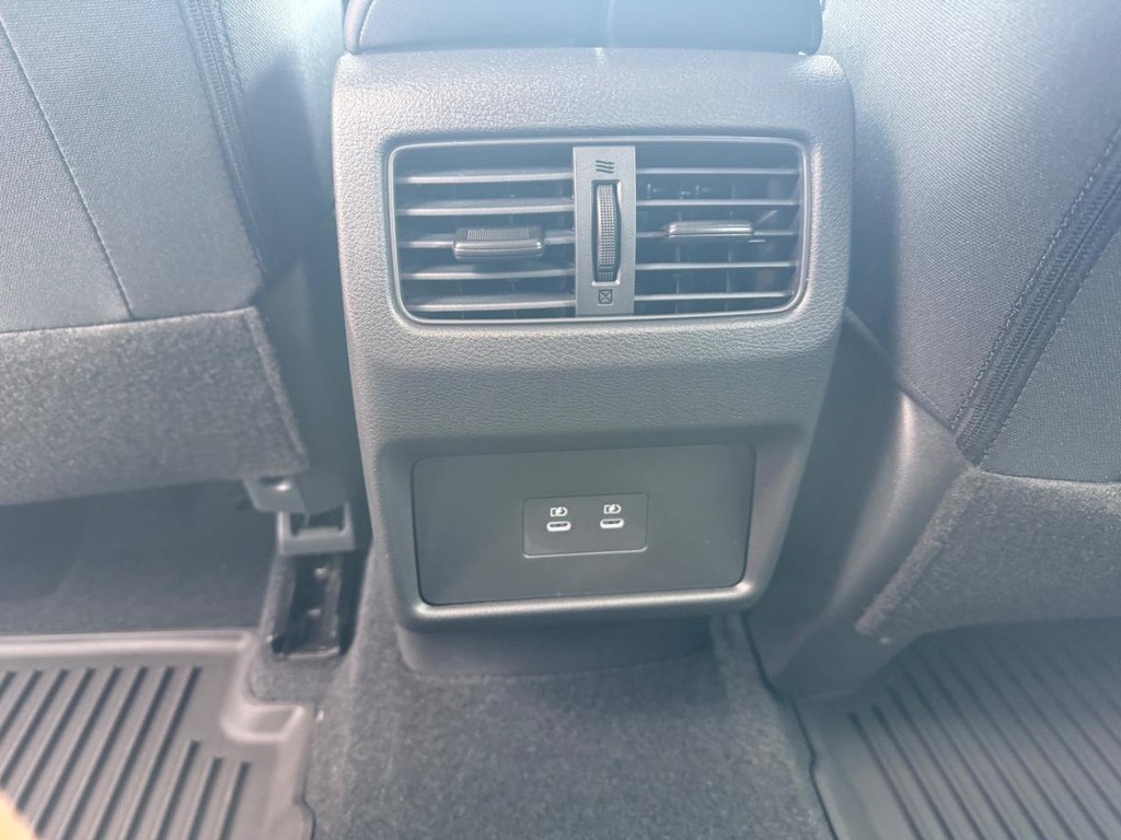 Nissan Rogue Vehicle Full-screen Gallery Image 15