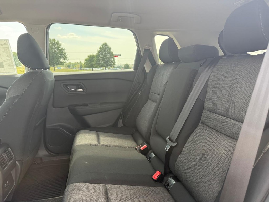 Nissan Rogue Vehicle Full-screen Gallery Image 17