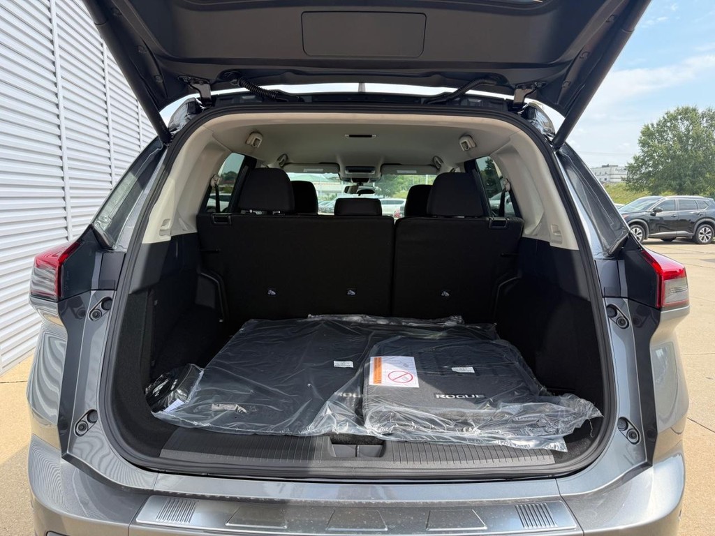 Nissan Rogue Vehicle Full-screen Gallery Image 21