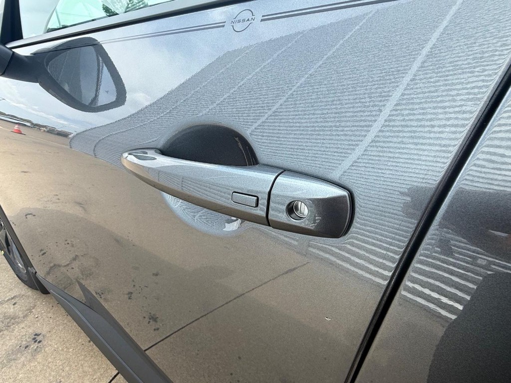 Nissan Rogue Vehicle Full-screen Gallery Image 23