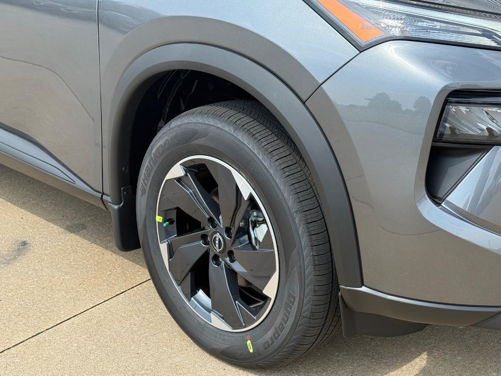 Nissan Rogue Vehicle Full-screen Gallery Image 24