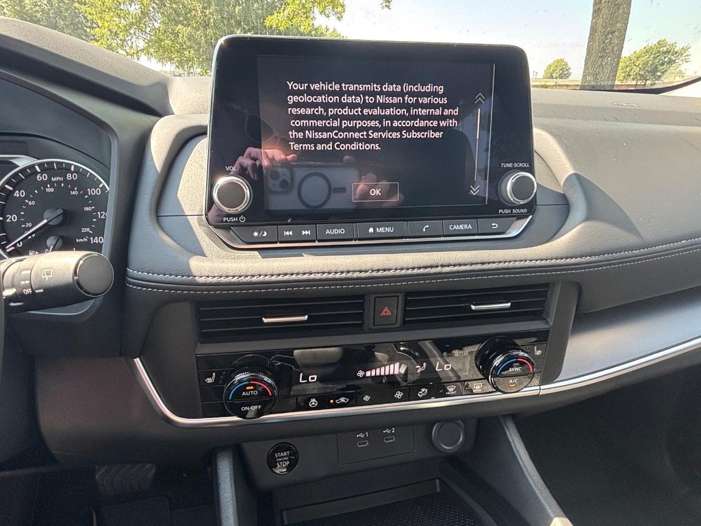 Nissan Rogue Vehicle Full-screen Gallery Image 02