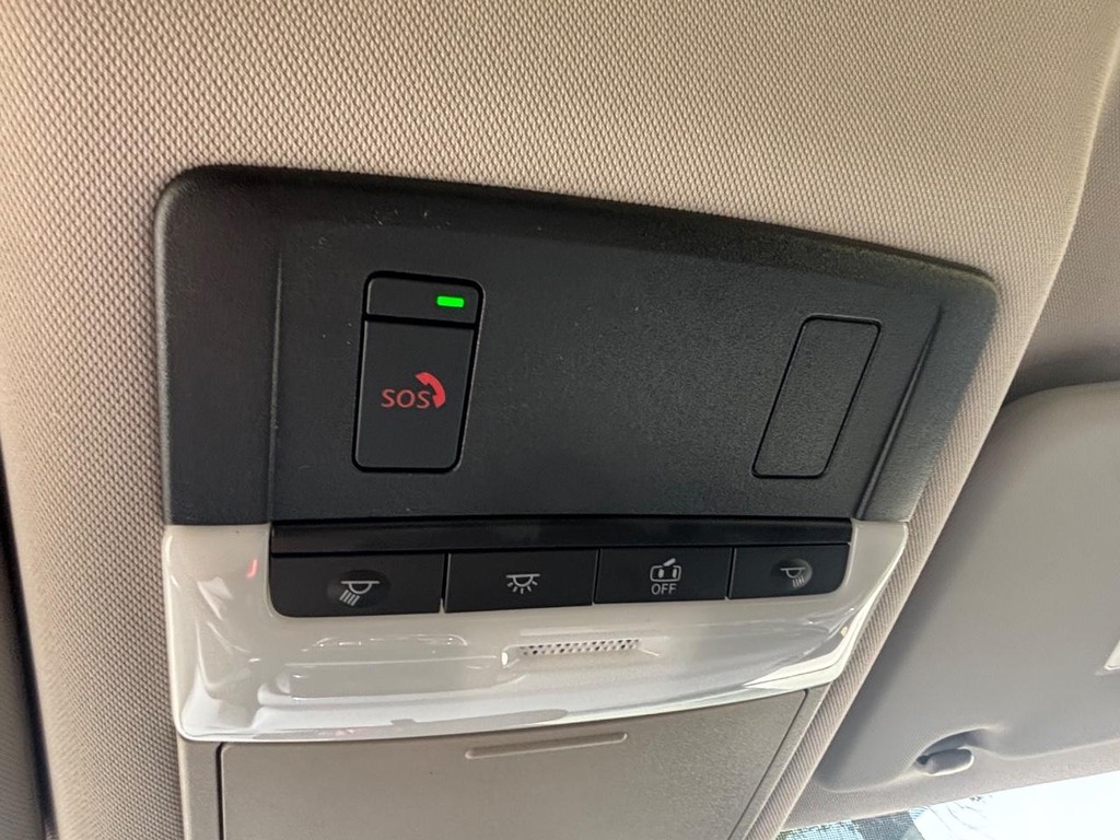 Nissan Rogue Vehicle Full-screen Gallery Image 04