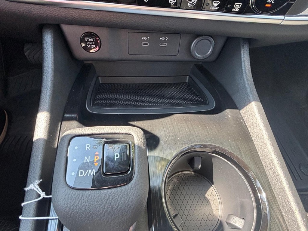 Nissan Rogue Vehicle Full-screen Gallery Image 05