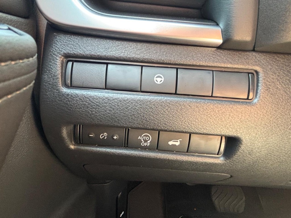 Nissan Rogue Vehicle Full-screen Gallery Image 07