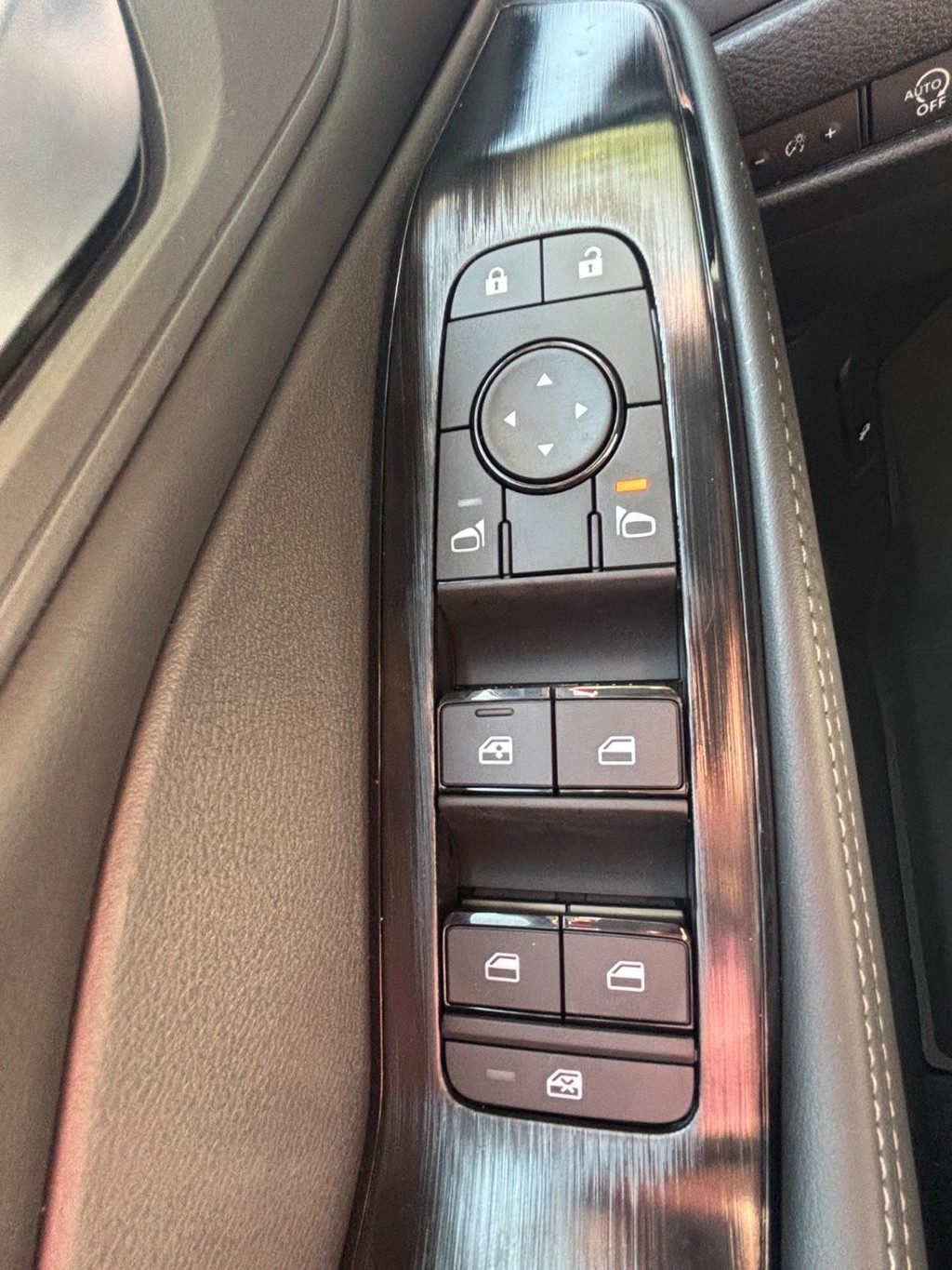 Nissan Rogue Vehicle Full-screen Gallery Image 08