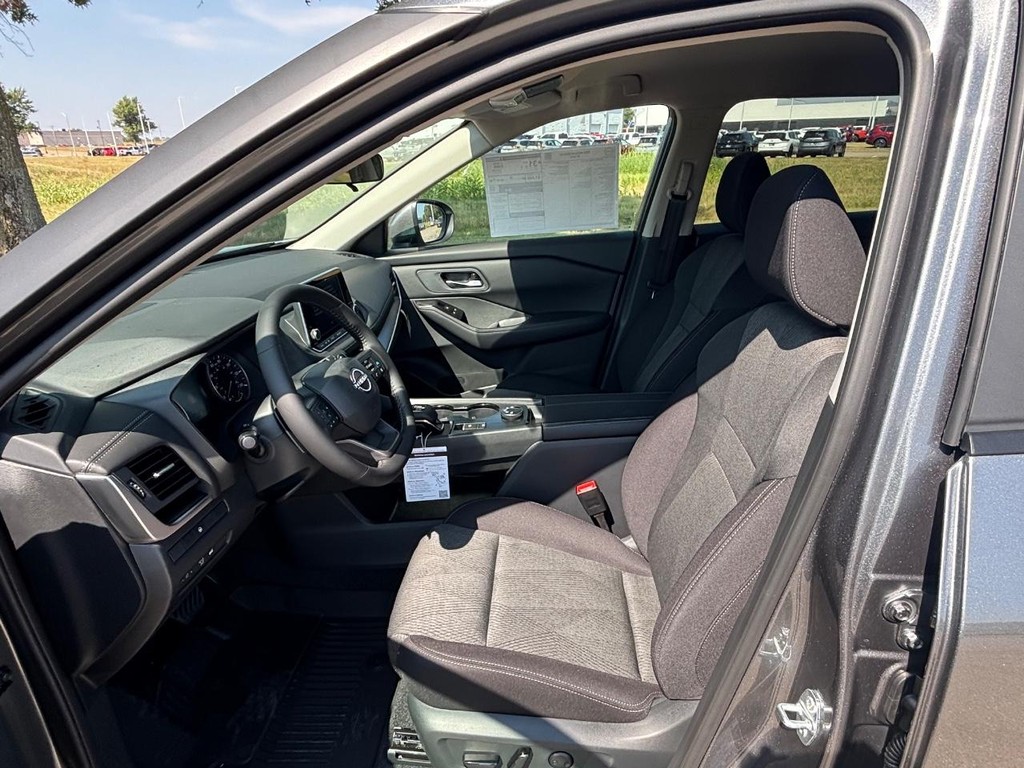 Nissan Rogue Vehicle Full-screen Gallery Image 09