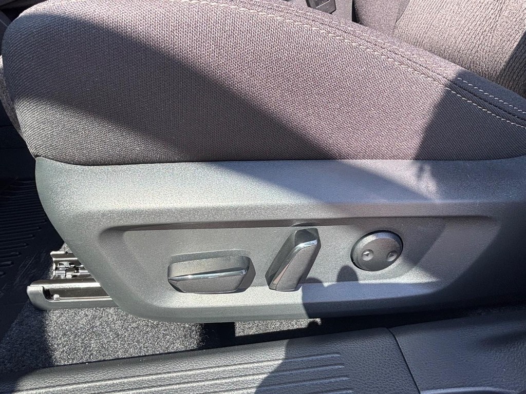 Nissan Rogue Vehicle Full-screen Gallery Image 10