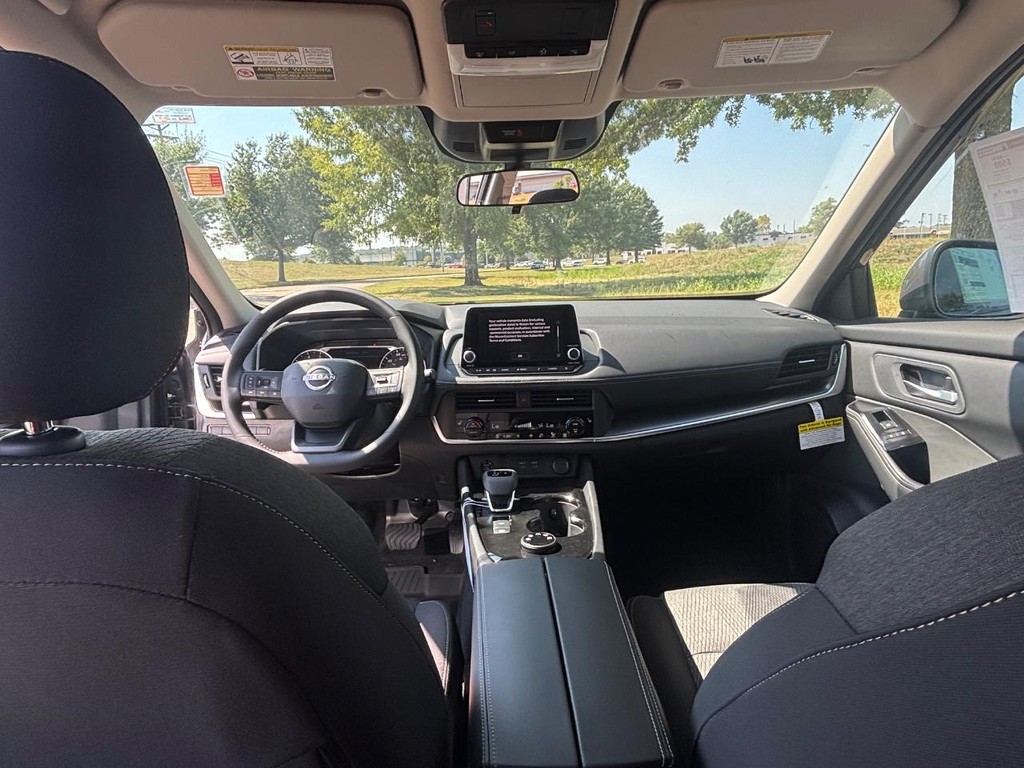 Nissan Rogue Vehicle Full-screen Gallery Image 11