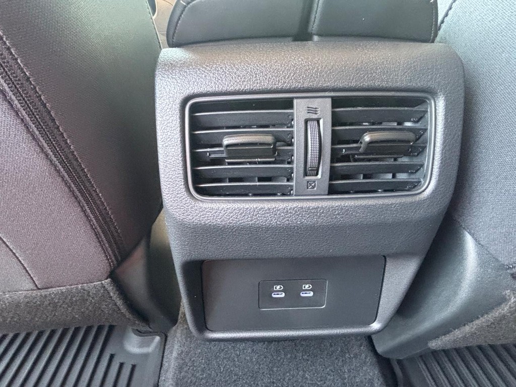 Nissan Rogue Vehicle Full-screen Gallery Image 12