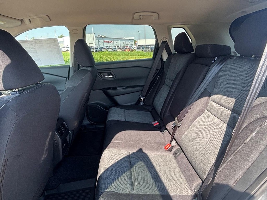 Nissan Rogue Vehicle Full-screen Gallery Image 13