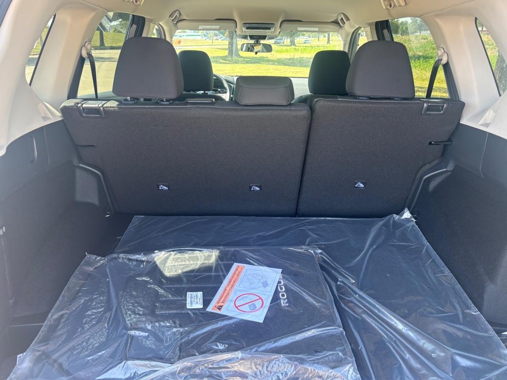 Nissan Rogue Vehicle Full-screen Gallery Image 15