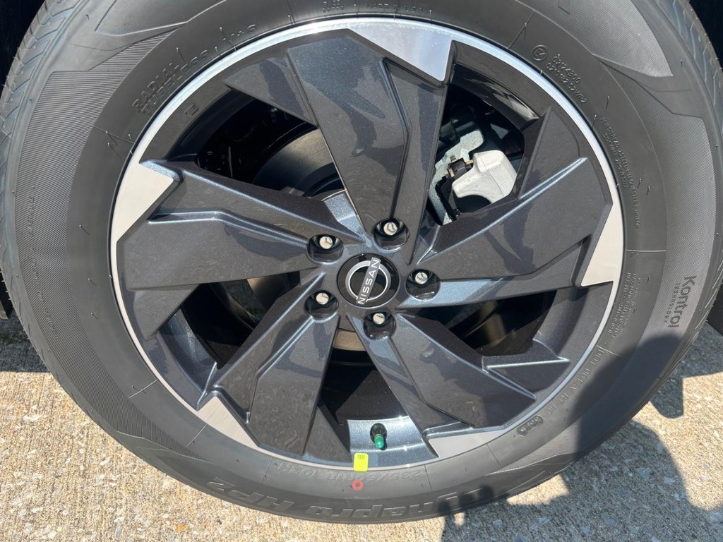 Nissan Rogue Vehicle Full-screen Gallery Image 16