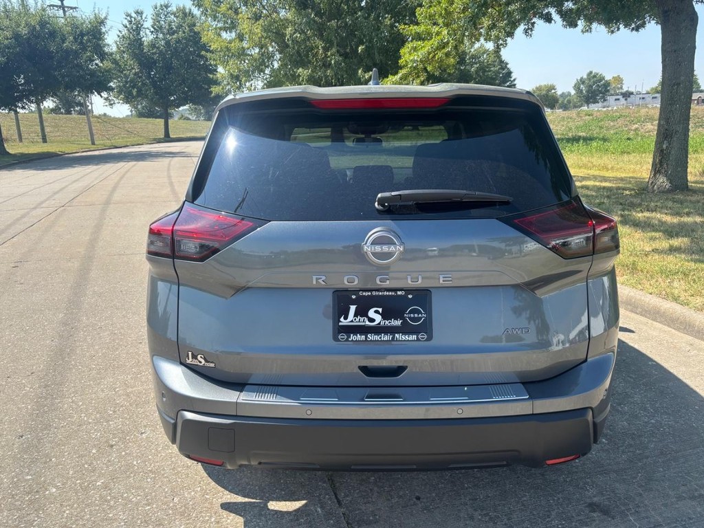 Nissan Rogue Vehicle Full-screen Gallery Image 17