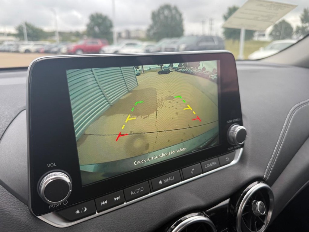 Nissan Sentra Vehicle Full-screen Gallery Image 02