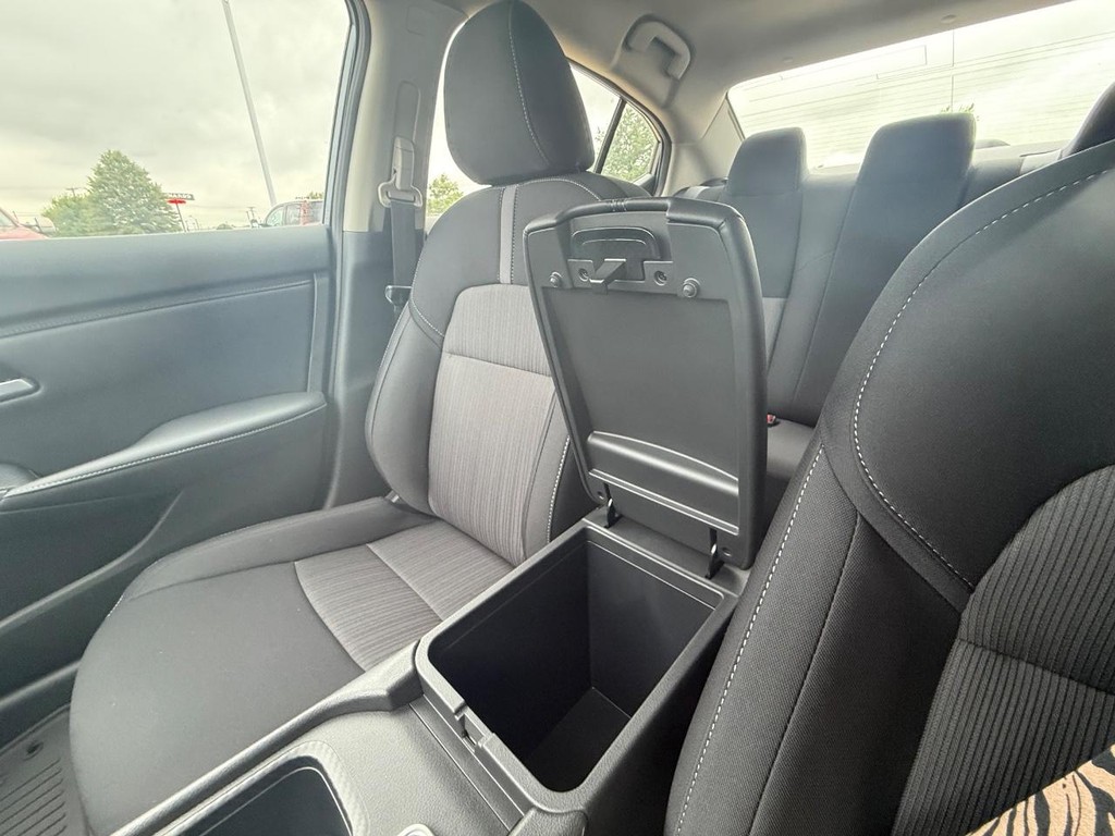 Nissan Sentra Vehicle Full-screen Gallery Image 03