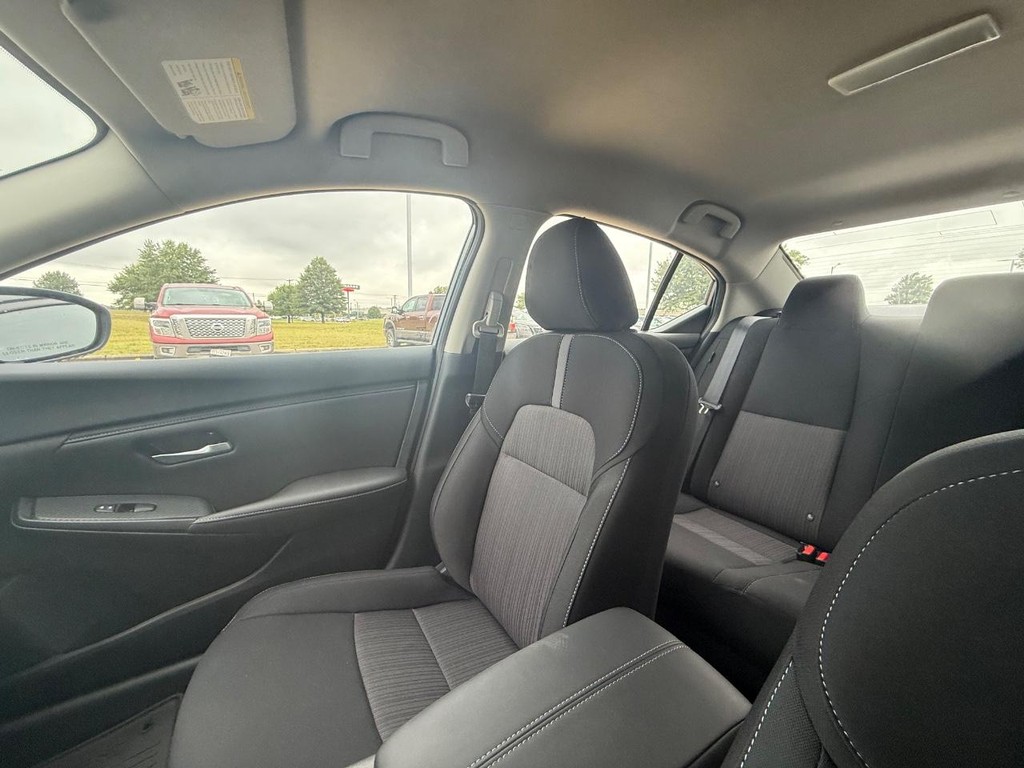 Nissan Sentra Vehicle Full-screen Gallery Image 04