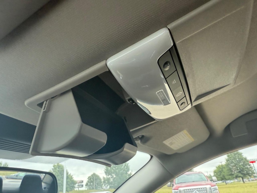 Nissan Sentra Vehicle Full-screen Gallery Image 05