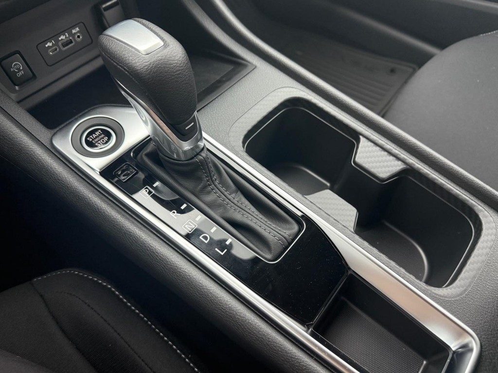 Nissan Sentra Vehicle Full-screen Gallery Image 06