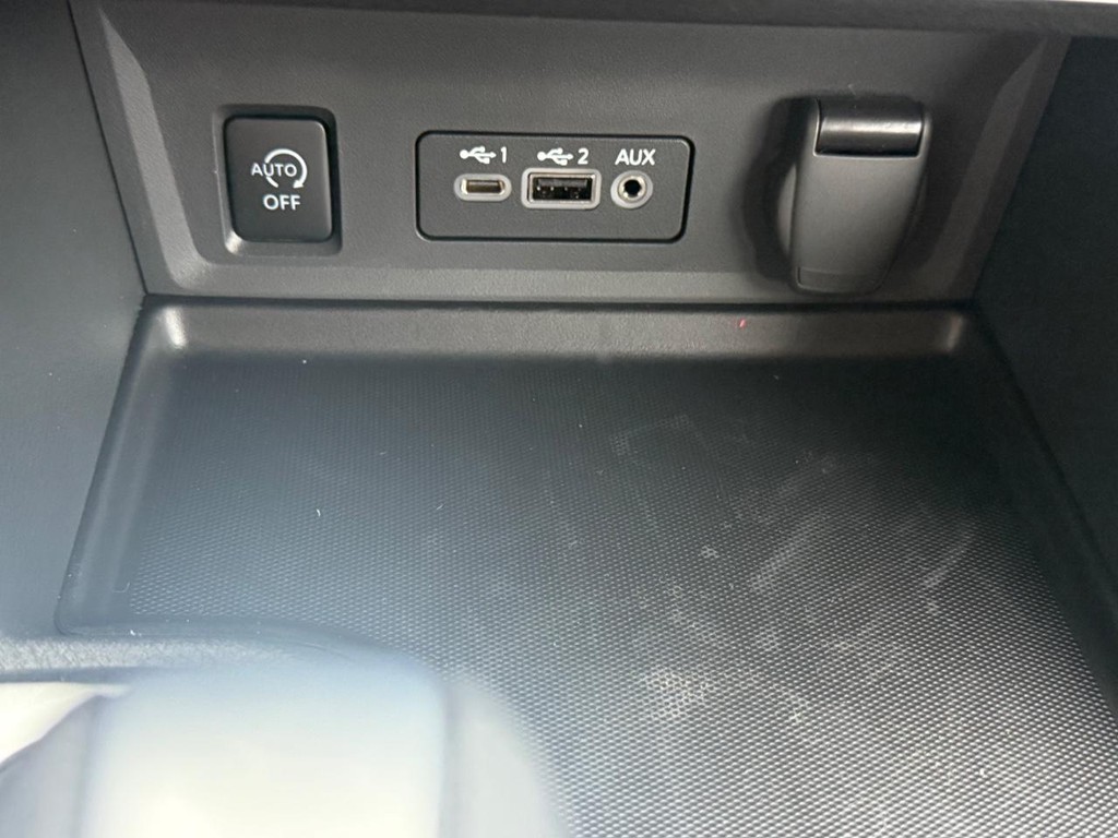 Nissan Sentra Vehicle Full-screen Gallery Image 07