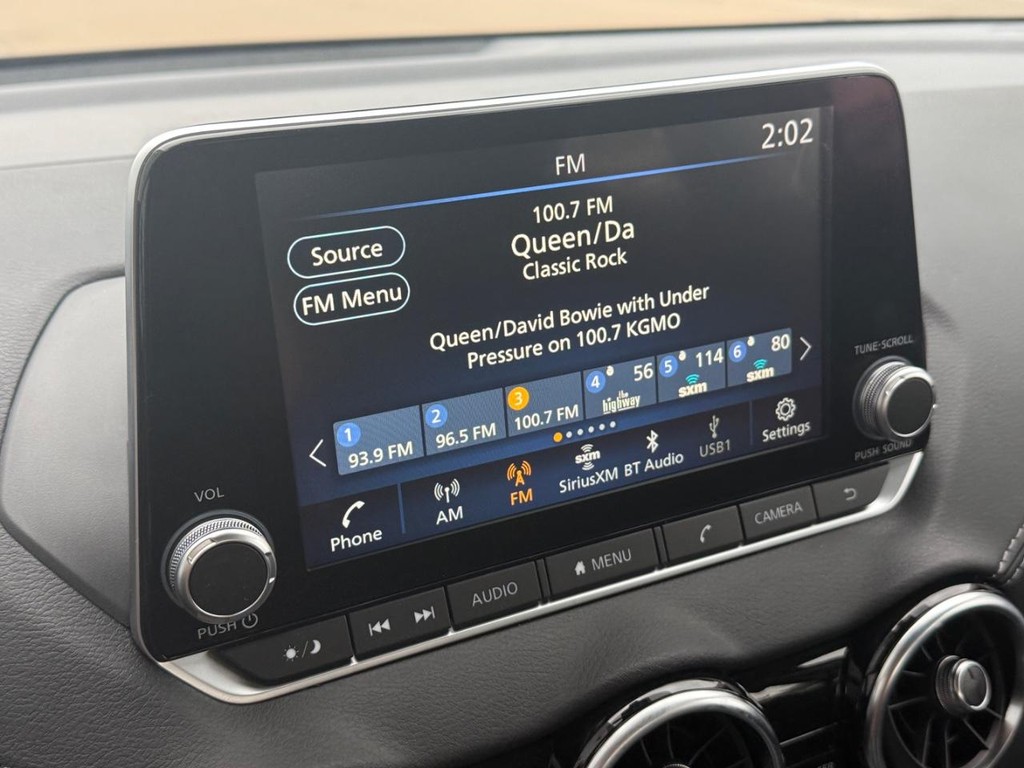 Nissan Sentra Vehicle Full-screen Gallery Image 09