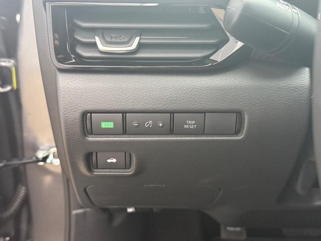 Nissan Sentra Vehicle Full-screen Gallery Image 11